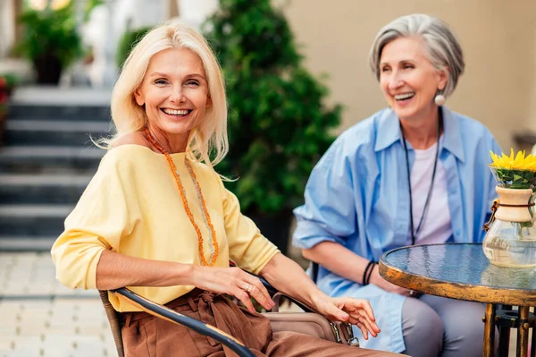 Skupina Krásných Šťastných Seniorských Žen Které Randí Venku Setkávají Bufetu — Stock fotografie