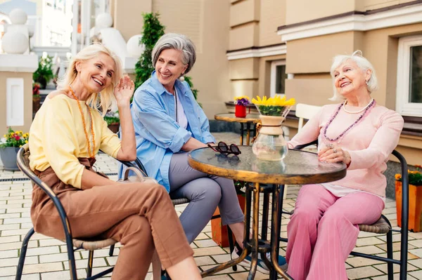 Grupo Mulheres Adultas Seniores Bonitas Felizes Namoro Livre Reunião Bar — Fotografia de Stock