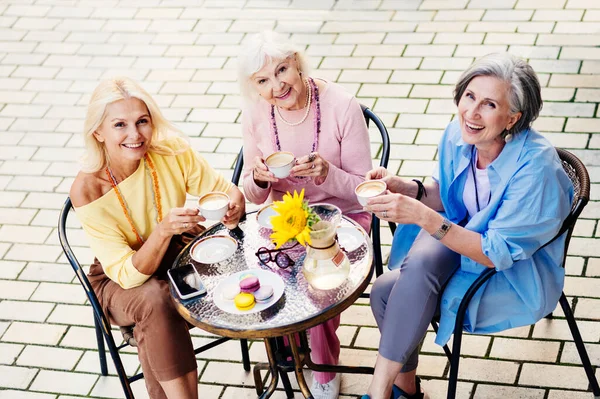 美しく幸せなシニア大人の女性のグループ日付屋外とバーのカフェテリアで会う 話をして スタイリッシュなファッショナブルな高齢者の出会いとカフェで楽しみを持っています — ストック写真