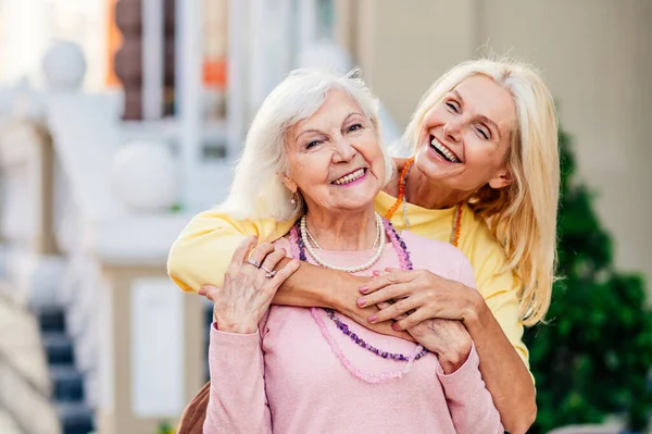Grupo Mulheres Adultas Seniores Bonitas Felizes Namoro Livre Reunião Cidade — Fotografia de Stock
