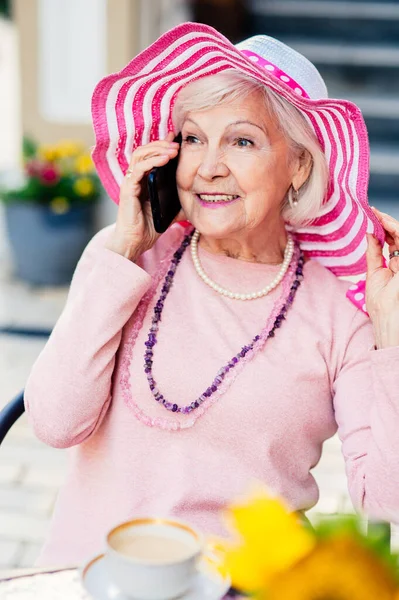 Мбаппе Счастливая Пожилая Женщина Сидящая Кафе Баре Стильные Модные Старики — стоковое фото
