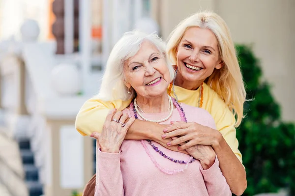 Group Beautiful Happy Senior Adult Women Dating Outdoors Meeting City — Stock Photo, Image