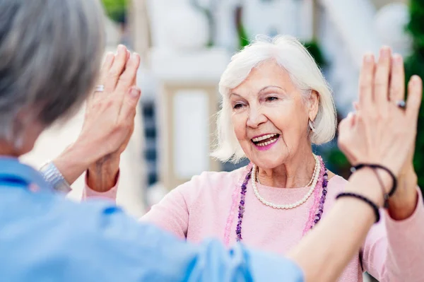 Grupo Mulheres Adultas Seniores Bonitas Felizes Namoro Livre Reunião Cidade — Fotografia de Stock