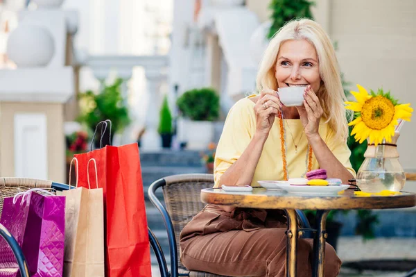Piękna Szczęśliwa Seniorka Siedząca Kawiarni Stylowe Modne Dojrzałe Osoby Relaksujące — Zdjęcie stockowe