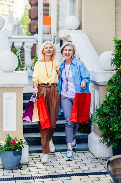 Piękne Szczęśliwe Starszy Kobieta Zakupy Mieście Stylowe Modne Osoby Starsze — Zdjęcie stockowe