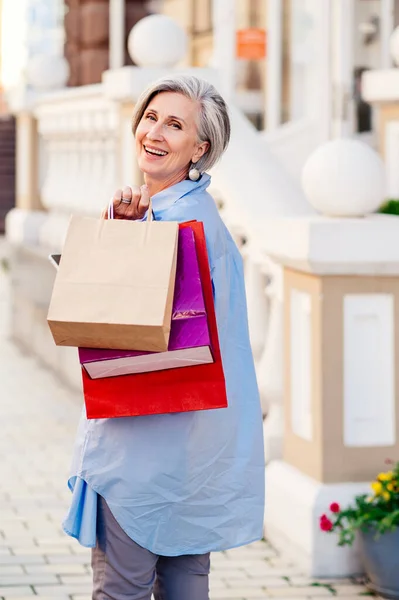 Piękne Szczęśliwe Starsza Kobieta Zakupy Mieście Stylowe Modne Osoby Starsze — Zdjęcie stockowe