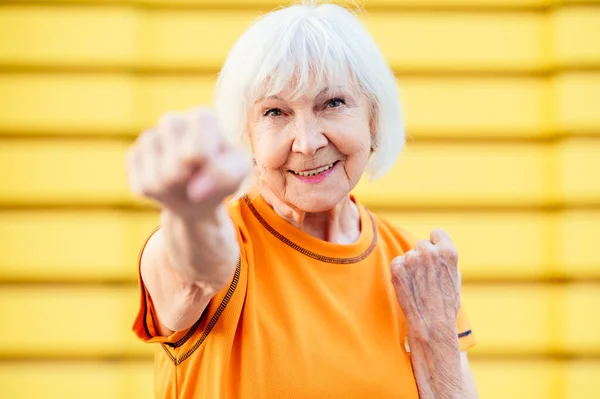 Пожилая Женщина Тренируется Свежем Воздухе Взрослая Старушка Занимается Фитнесом Оставаться — стоковое фото