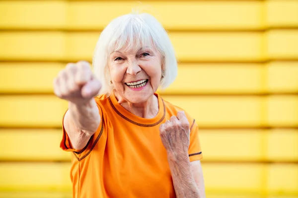 Mooie Sportieve Seniorentraining Buiten Volwassen Volwassenen Oude Vrouw Die Fitnesstraining — Stockfoto