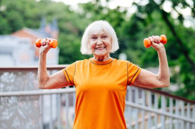 Güzel, sportif, son sınıf öğrencisi, dışarıda antrenman yapan olgun yetişkin bir kadın, sağlıklı ve formda kalmak için parkta spor yapan yaşlı bir kadın.