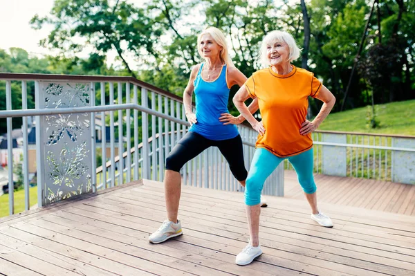 一群漂亮的运动健美的老年女子在户外训练 成熟的成年人老朋友在公园里做健身锻炼以保持健康和健康 — 图库照片