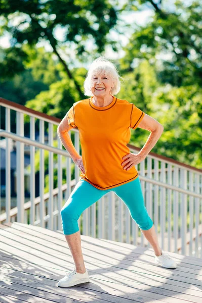 Пожилая Женщина Тренируется Свежем Воздухе Взрослая Старушка Занимается Фитнесом Парке — стоковое фото