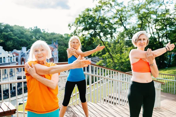 Grupa Pięknych Starszych Kobiet Sportowych Trening Świeżym Powietrzu Dojrzałe Osoby — Zdjęcie stockowe