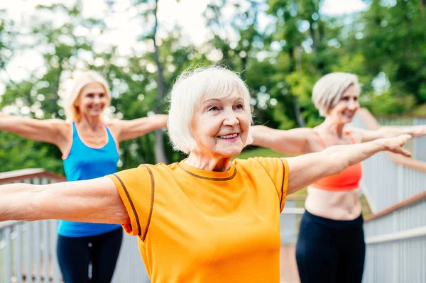 Gruppe Schöner Sportlicher Seniorinnen Die Freien Trainieren Ältere Alte Freundinnen — Stockfoto