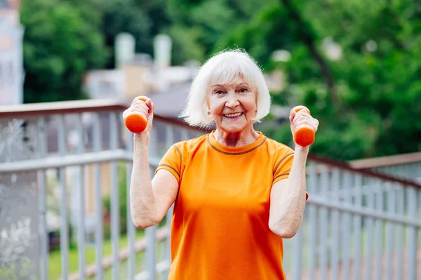 Пожилая Женщина Тренируется Свежем Воздухе Взрослая Старушка Занимается Фитнесом Парке — стоковое фото