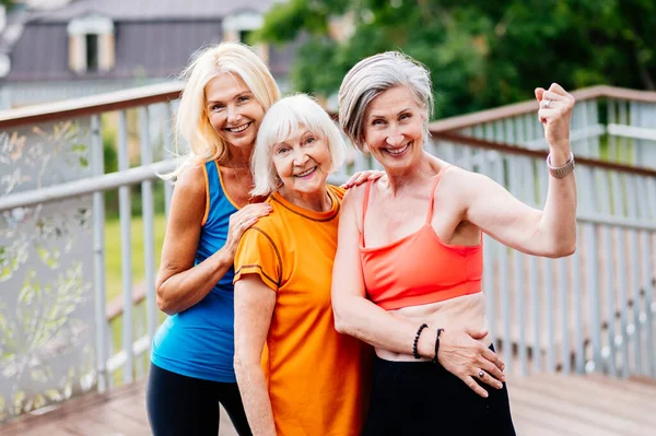 Grupa Pięknych Starszych Kobiet Sportowych Trening Świeżym Powietrzu Dojrzałe Osoby — Zdjęcie stockowe