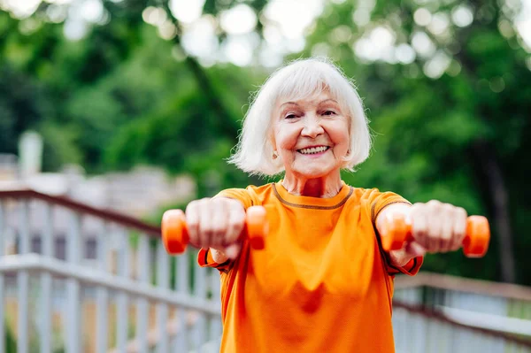 Schöne Sportliche Seniorin Trainiert Freien Ältere Frauen Machen Fitnessübungen Park — Stockfoto