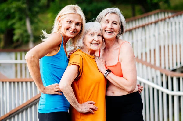 Группа Красивых Спортивных Пожилых Женщин Тренировки Открытом Воздухе Пожилые Взрослые — стоковое фото
