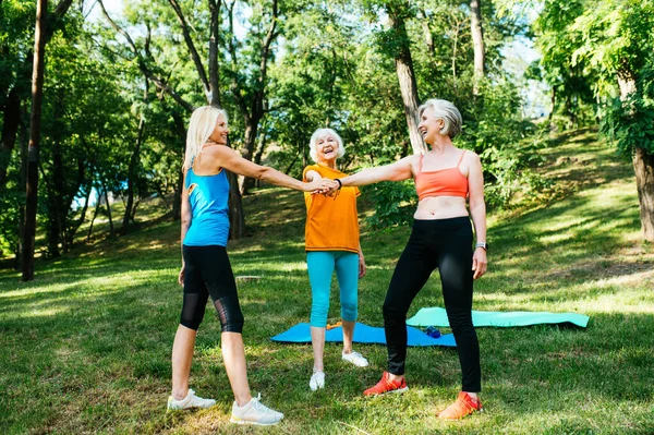 야외에서 훈련하는 아름다운 나이든 여자들의 나이든 친구들 건강을 유지하기 공원에서 — 스톡 사진