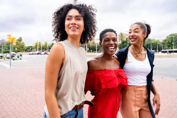Boldog Gyönyörű Spanyol Dél Amerikai Fekete Nők Találkoznak Szabadban Jól — Stock Fotó