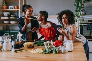 Mutlu güzel İspanyol asıllı Güney Amerikalı ve siyahi kadınlar kapalı alanda tanışıp eğleniyorlar - siyahi kadınların en iyi arkadaşları birlikte vakit geçiriyorlar, ev hayatı, boş zaman, arkadaşlık ve birliktelik kavramları
