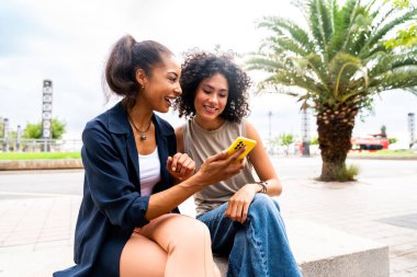 Mutlu, güzel, İspanyol asıllı, Güney Amerikalı kadınlar dışarıda buluşup eğleniyorlar.