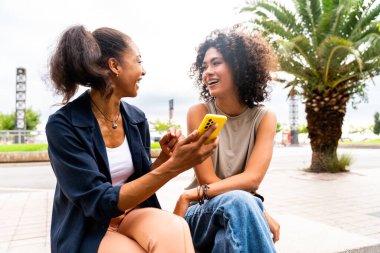 Mutlu, güzel, İspanyol asıllı, Güney Amerikalı kadınlar dışarıda buluşup eğleniyorlar.