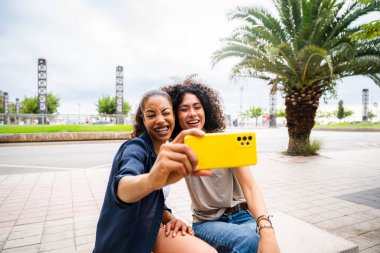 Mutlu, güzel, İspanyol asıllı, Güney Amerikalı kadınlar dışarıda buluşup eğleniyorlar.