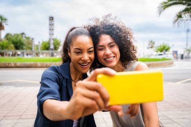 Mutlu, güzel, İspanyol asıllı, Güney Amerikalı kadınlar dışarıda buluşup eğleniyorlar.