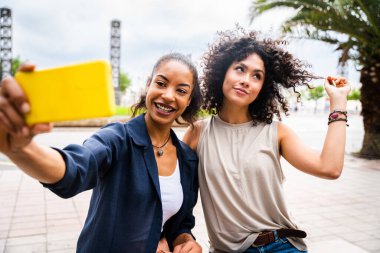 Mutlu, güzel, İspanyol asıllı, Güney Amerikalı kadınlar dışarıda buluşup eğleniyorlar.