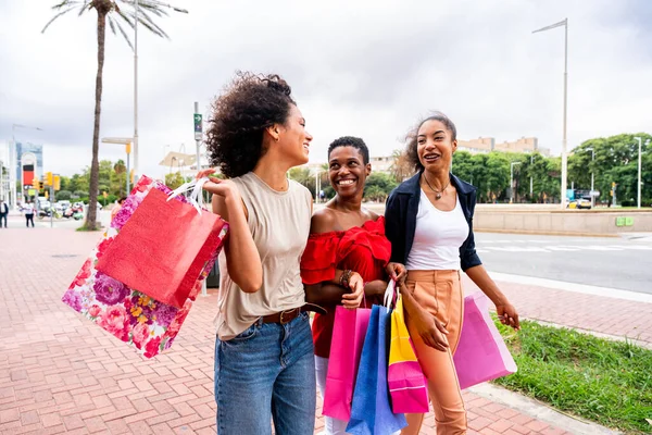 Счастливые Красивые Южноафриканки Чернокожие Женщины Встречаются Улице Веселятся Взрослые Подруги — стоковое фото