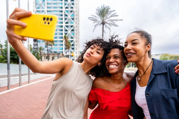 Glücklich Schöne Hispanische Südamerikanische Und Schwarze Frauen Treffen Sich Draußen — Stockfoto