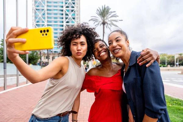 Boldog Gyönyörű Spanyol Dél Amerikai Fekete Nők Találkoznak Szabadban Jól — Stock Fotó