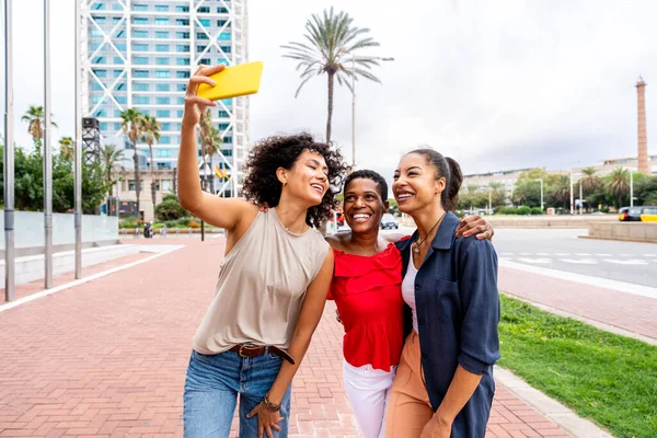 Щасливі Південноамериканські Чорні Жінки Які Зустрічаються Надворі Розважаються Чорні Дорослі — стокове фото