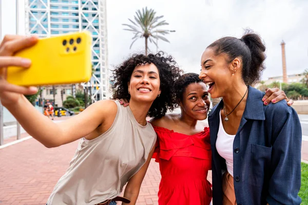 Glücklich Schöne Hispanische Südamerikanische Und Schwarze Frauen Treffen Sich Draußen — Stockfoto