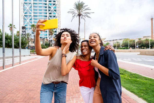 Feliz Bela Hispânica Sul Americana Negra Mulheres Encontrando Livre Divertindo — Fotografia de Stock