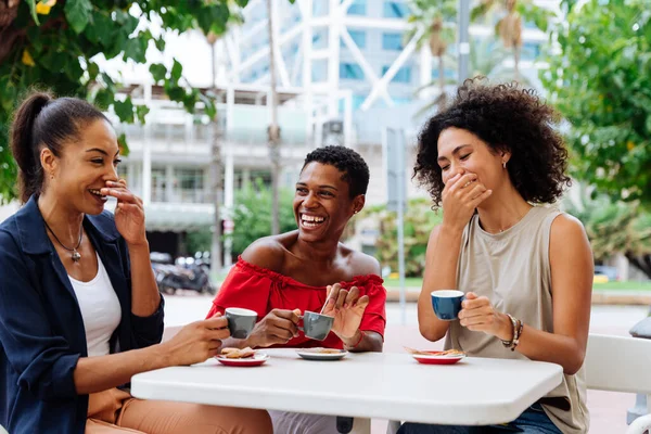 幸せな美しいヒスパニック系南アメリカ人と黒の女性が屋外で会うと楽しい 黒の大人の女性の友人が一緒にバーカフェに座って時間を過ごす — ストック写真