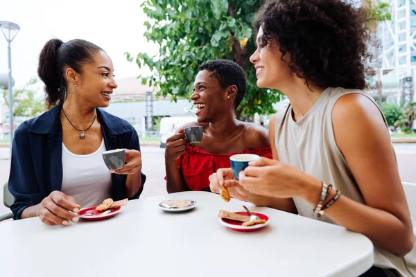 快乐而美丽的美国南部和黑人女性在户外相遇 快乐而又快乐 黑人成年女性朋友一起坐在酒吧咖啡店里 — 图库照片