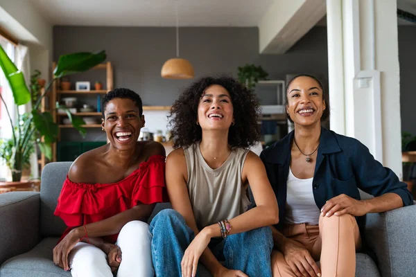 Feliz Bela Hispânica Sul Americana Negra Mulheres Encontrando Dentro Casa — Fotografia de Stock