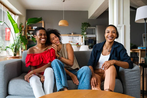 Щасливі Південноамериканські Чорні Жінки Які Зустрічаються Приміщенні Розважаються Чорні Дорослі — стокове фото