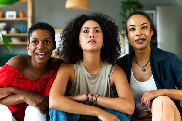 Feliz Bela Hispânica Sul Americana Negra Mulheres Encontrando Dentro Casa — Fotografia de Stock