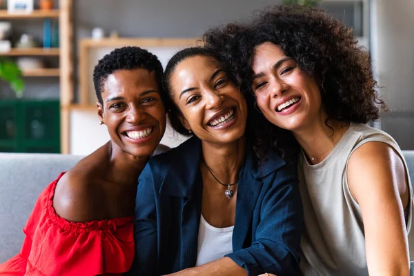 Щасливі Південноамериканські Чорні Жінки Які Зустрічаються Приміщенні Розважаються Чорні Дорослі — стокове фото