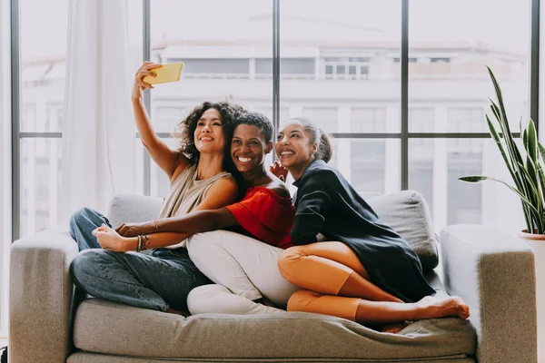 幸せな美しいヒスパニック系南アメリカ人と黒の女性が屋内で会い 楽しみを持っています 黒の大人の女性親友は一緒に時間を過ごす 国内生活についての概念 レジャー 友情と団結 — ストック写真