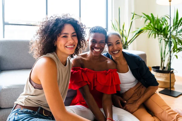 幸せな美しいヒスパニック系南アメリカ人と黒の女性が屋内で会い 楽しみを持っています 黒の大人の女性親友は一緒に時間を過ごす 国内生活についての概念 レジャー 友情と団結 — ストック写真