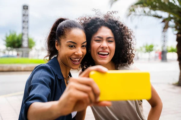Счастливые Красивые Южные Женщины Встречающиеся Свежем Воздухе Веселящиеся Чернокожие Взрослые — стоковое фото