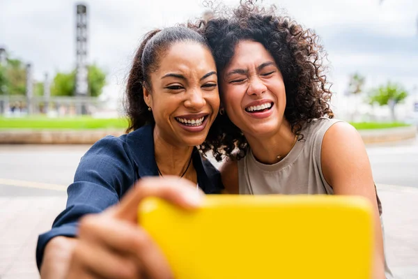 Glücklich Schöne Hispanische Südamerikanische Frauen Treffen Sich Freien Und Haben — Stockfoto