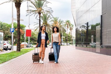 Mutlu, güzel İspanyol, Güney Amerikalı kadınlar dışarıda buluşup eğleniyorlar ve siyahi, yetişkin kadın arkadaşlar turistik bir seyahatte birlikte vakit geçiriyorlar.