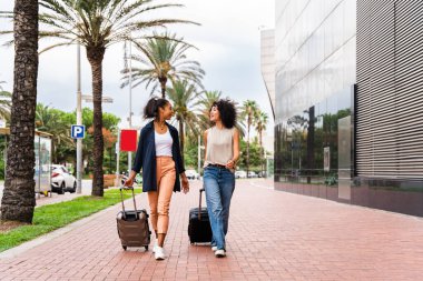 Mutlu, güzel İspanyol, Güney Amerikalı kadınlar dışarıda buluşup eğleniyorlar ve siyahi, yetişkin kadın arkadaşlar turistik bir seyahatte birlikte vakit geçiriyorlar.
