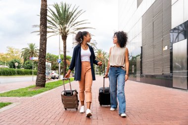 Mutlu, güzel İspanyol, Güney Amerikalı kadınlar dışarıda buluşup eğleniyorlar ve siyahi, yetişkin kadın arkadaşlar turistik bir seyahatte birlikte vakit geçiriyorlar.