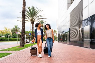 Mutlu, güzel İspanyol, Güney Amerikalı kadınlar dışarıda buluşup eğleniyorlar ve siyahi, yetişkin kadın arkadaşlar turistik bir seyahatte birlikte vakit geçiriyorlar.