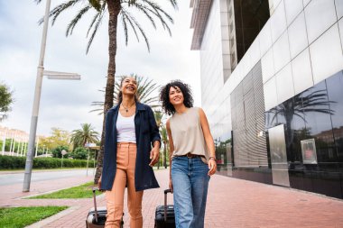 Mutlu, güzel İspanyol, Güney Amerikalı kadınlar dışarıda buluşup eğleniyorlar ve siyahi, yetişkin kadın arkadaşlar turistik bir seyahatte birlikte vakit geçiriyorlar.